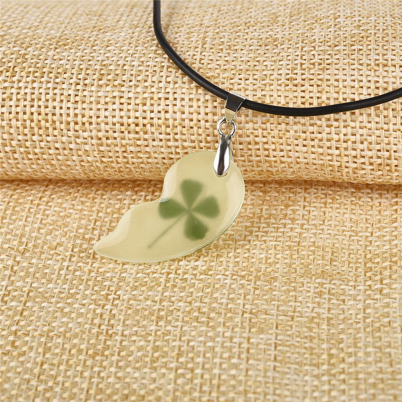 Clover Luminous Couple Necklaces Heart Shape Pendant Natural Dried Flower Glow In The Dark Jewelry